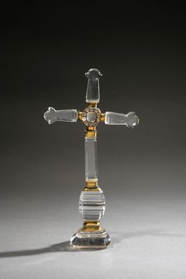 CROIX SUR SON PIÉDESTAL En cristal de roche taillé et montur… - Photo 1