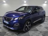 une voiture bleue est garée dans une pièce au sol à carreaux