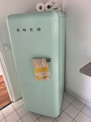 un réfrigérateur bleu avec une serviette accrochée à la porte