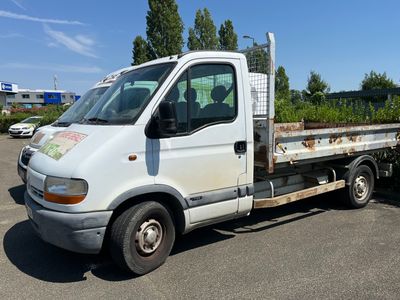 un camion blanc garé sur le parking