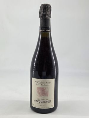 une bouteille de vin posée sur une table
