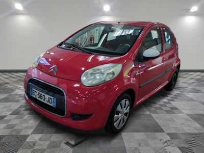 voiture rouge de marque Citrole garée dans un showroom au sol carrelé