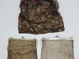 deux sacs à main et une chaîne de sac à main posés sur une surface blanche