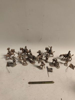 tout un tas de petites figurines en métal posées sur une table