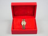 une boîte rouge contenant une montre