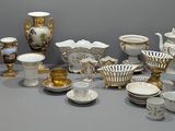 de nombreux types de vases et de bols sur la table