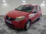 la photo d'une voiture rouge garée dans un garage
