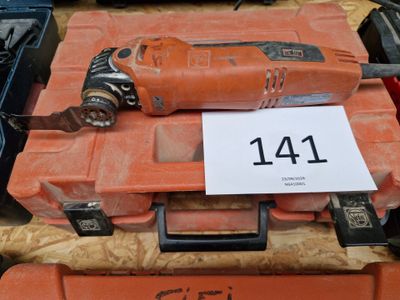 une petite mallette à outils orange sur laquelle figure un numéro