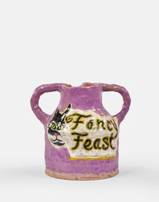 un vase violet orné d'un chat noir