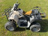 un petit véhicule tout-terrain garé dans l'herbe