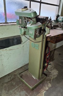 une machine posée sur une table dans une pièce