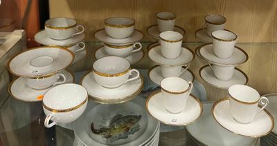 de nombreuses tasses et soucoupes exposées dans une vitrine