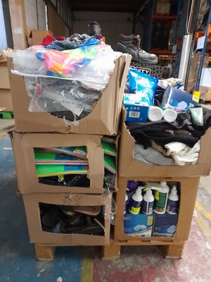 un carton contenant des objets posé par terre