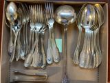 un lot de cuillères en argent et de cuillères dans une boîte