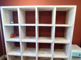 une pièce avec une bibliothèque et un bureau
