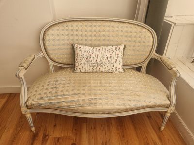 une chaise sur laquelle est posé un coussin, dans un coin de la pièce