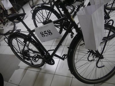 un vélo noir avec une étiquette de prix dans un magasin