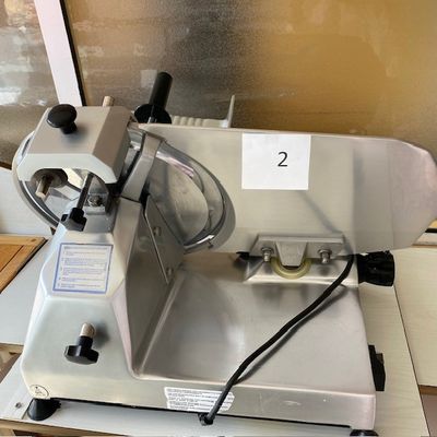 une machine posée sur une table