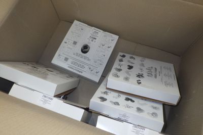 tout un tas de cartons qui sont rangés dans un carton
