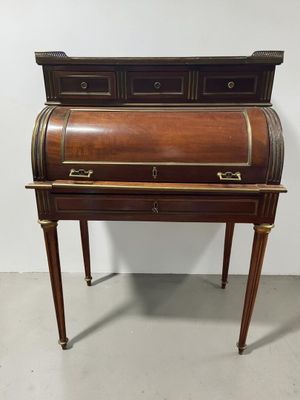 un bureau ancien à deux tiroirs et un plateau en bois