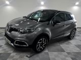 la voiture grise est garée sur un sol en damier dans le garage