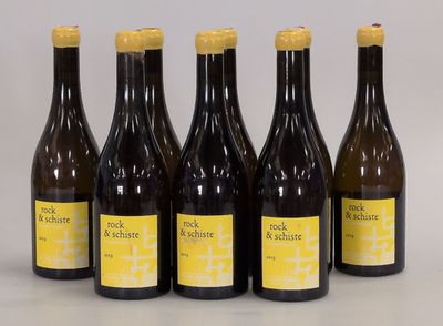 six bouteilles de vin sont alignées dans une rangée
