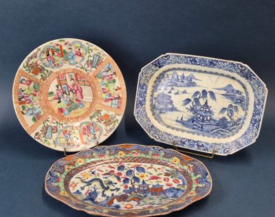 trois assiettes à motifs différents posées sur une table