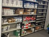 une pièce avec beaucoup d'objets sur les étagères