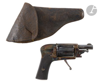 un vieux revolver avec un étui en cuir et un fourreau, sur fond blanc