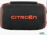 un gros plan d'une enceinte noire et orange sur fond blanc