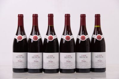 six bouteilles de vin rouge sont alignées sur une table