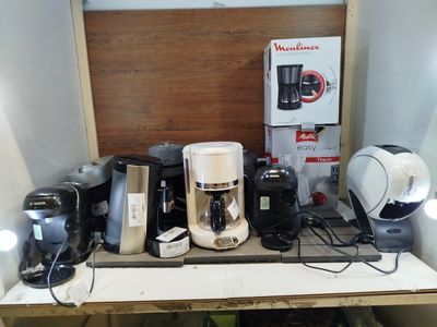 de nombreux modèles différents de machines à café sur une étagère