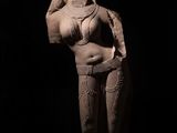 On voit la statue d'une femme en bikini sur fond noir