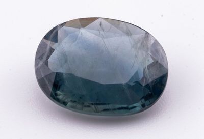 gros plan d'un saphir bleu sur une surface blanche