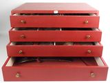 une pile de tiroirs rouges dans lesquels se trouve une paire de lunettes
