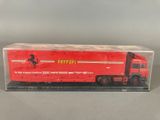 un gros plan d'un camion miniature dans une boîte transparente