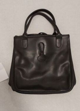 un sac à main noir avec une étiquette sur le côté