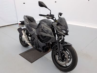une moto qui est garée dans un garage