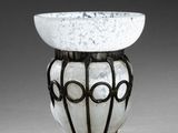 un vase blanc orné d'un motif noir et blanc
