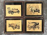 quatre photos encadrées de voitures anciennes accrochées au mur