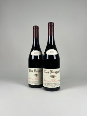deux bouteilles de vin rouge posées l'une à côté de l'autre sur une table