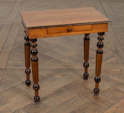 une petite table en bois surmontée d'un tiroir