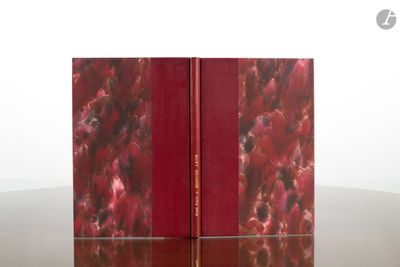 deux livres posés sur une table, avec une couverture rouge