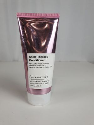 un gros plan sur un tube d'après-shampoing posé sur une table