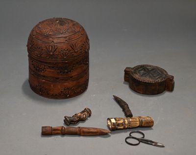 une petite boîte en bois, une paire de ciseaux et une paire de ciseaux