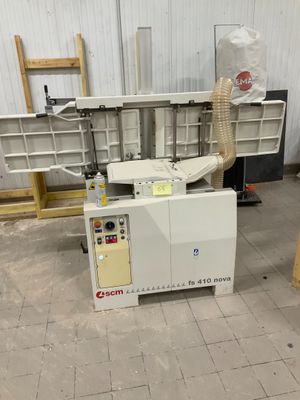 une machine qui se trouve à l'intérieur d'un bâtiment