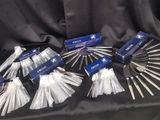 de nombreuses brosses de nettoyage posées sur une table noire