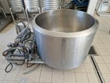 un grand saladier en métal posé par terre dans une cuisine