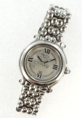une image d'un gros plan d'une montre-bracelet sur une surface blanche