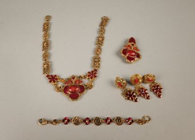 un gros plan d'un collier, d'un bracelet et d'une bague posés sur une table